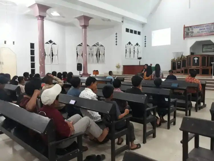 Penggunaan Injil Lukas Bahasa Padoe pada ibadah Persekutuan Remaja Jemaat Eben Haezer Mayakeli