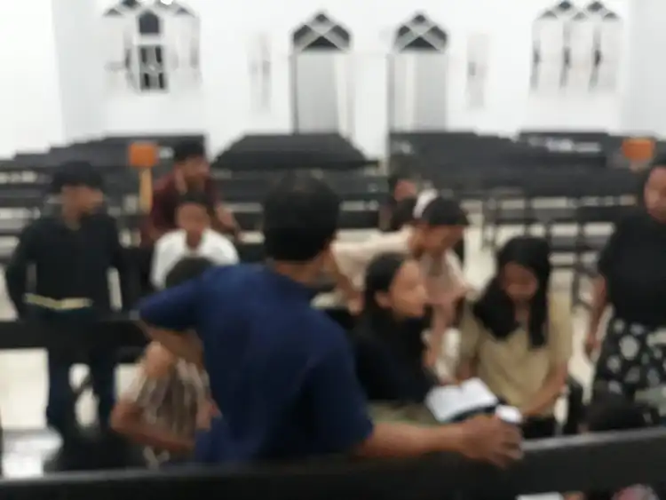 Penggunaan Injil Lukas Bahasa Padoe pada ibadah Persekutuan Remaja Jemaat Eben Haezer Mayakeli