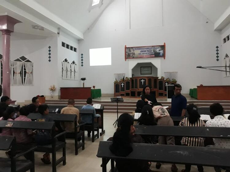 Penggunaan Injil Lukas Bahasa Padoe pada ibadah Persekutuan Remaja Jemaat Eben Haezer Mayakeli