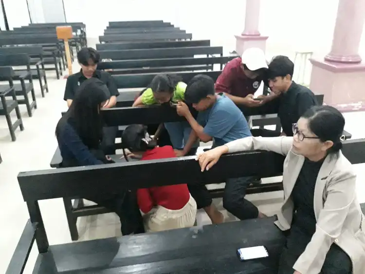 Penggunaan Injil Lukas Bahasa Padoe pada ibadah Persekutuan Remaja Jemaat Eben Haezer Mayakeli