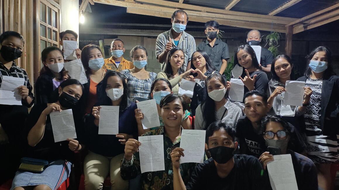 Penggunaan hasil terjemahan Injil Lukas &quot;Perumpamaan Tentang orang Farisi dan Pemungut cukai&quot; dalam ibadah evanglisasi Persekutuan pemuda Jemaat E.H Mayakeli.