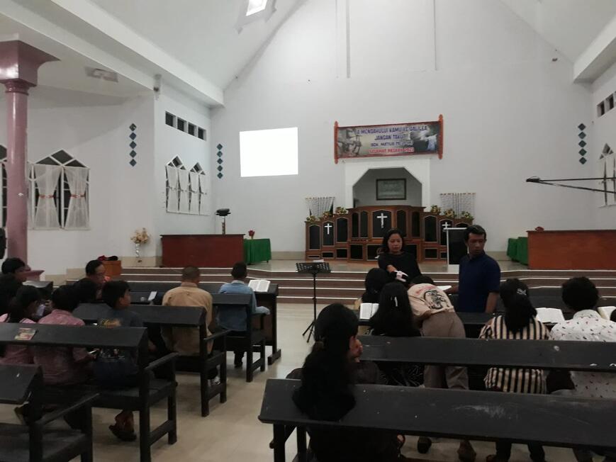 Penggunaan Injil Lukas Bahasa Padoe pada ibadah Persekutuan Remaja Jemaat Eben Haezer Mayakeli