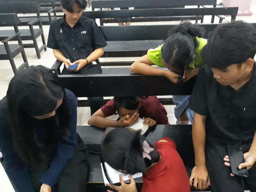 Penggunaan Injil Lukas Bahasa Padoe pada ibadah Persekutuan Remaja Jemaat Eben Haezer Mayakeli